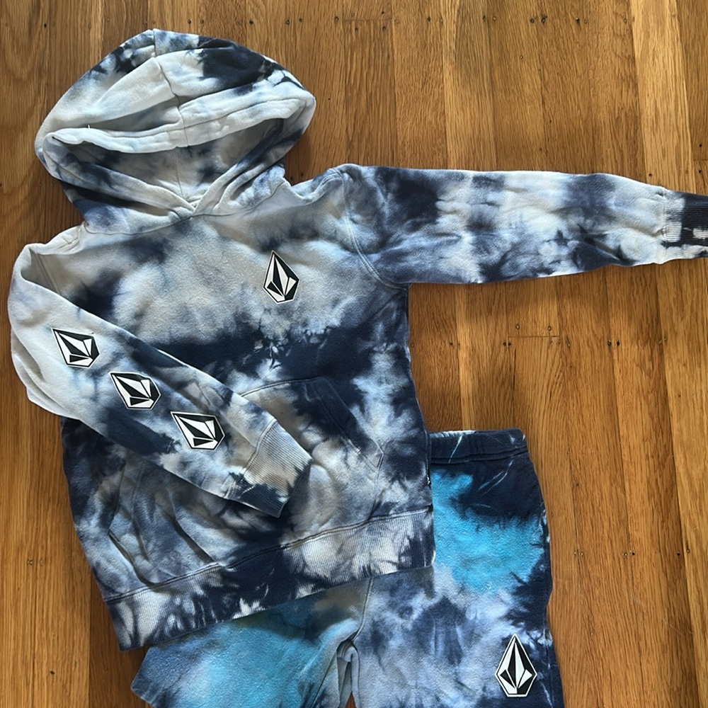 Children’s Volcom fleece sweatsuit tie dye